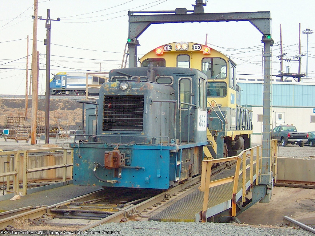 LI 399 & 103 on the turntable in Morris Park